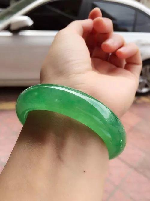 冰蓝翡翠手镯图片阳绿翡翠怎么样？a货阳绿翡翠手镯价格为什么那么贵？  第7张