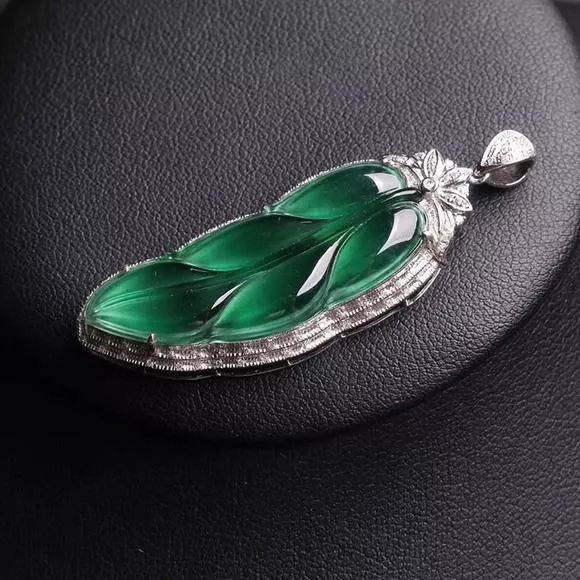 阳绿翡翠手镯圆条蓝水翡翠的价格如何？我们该如何挑选蓝水翡翠？  第9张