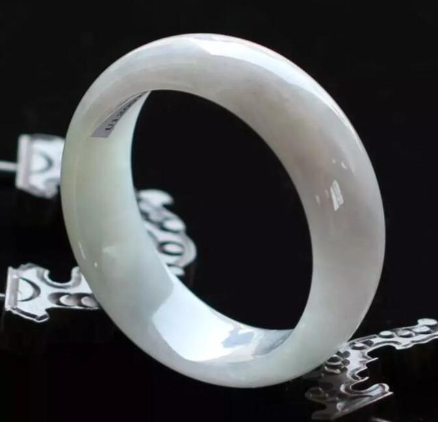 买翡翠，先了解什么是白色跟无色的翡翠品种？  第1张