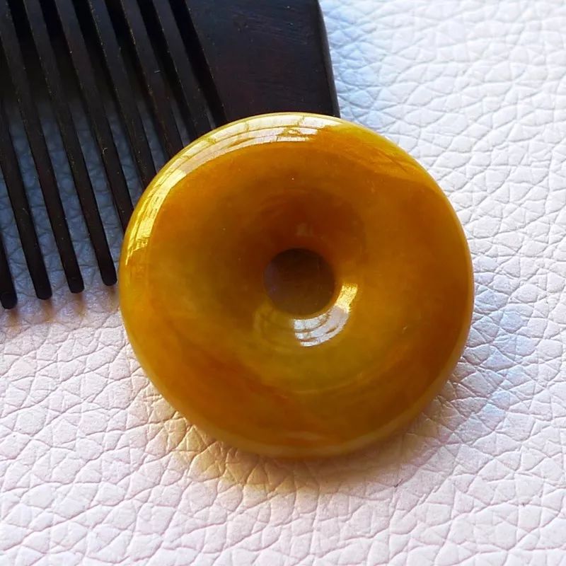 如何判断黄翡价格的高低？黄翡值钱吗？  第1张