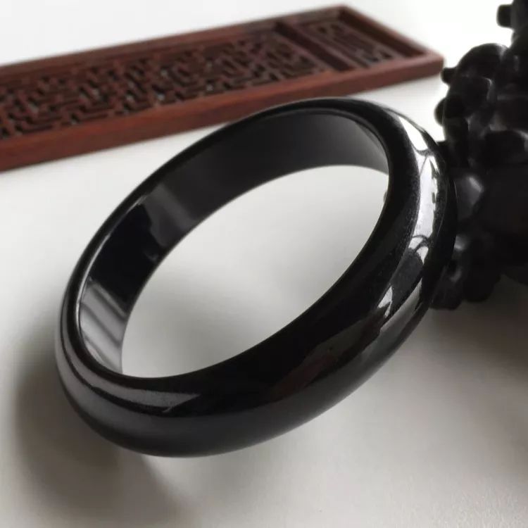 豆阳绿翡翠入手一款墨翠手镯必须要知道的事！影响墨翠手镯价格的因素有这些  第7张