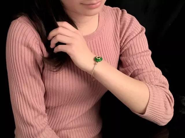 黑色翡翠挂件手编绳子听说翡翠的价格会大跌？你想要知道的真相都在这里了！  第10张