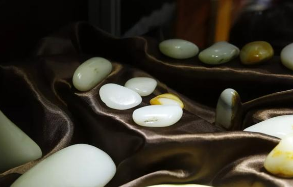 怎么辨别翡翠吊坠真假震撼！2020年和田玉市场前瞻：没想到会是这样的景象  第10张