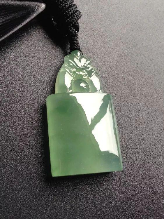 知道翡翠牌子有很多种主题，但你了解翡翠牌子的价格分级吗？  第10张