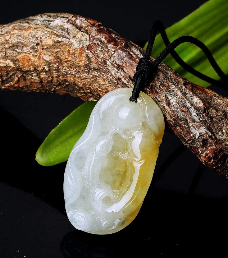 翡翠吊坠的鉴定风格庄严大气，被视为权力和财富的象征，黄翡的价格仍十分实惠  第28张