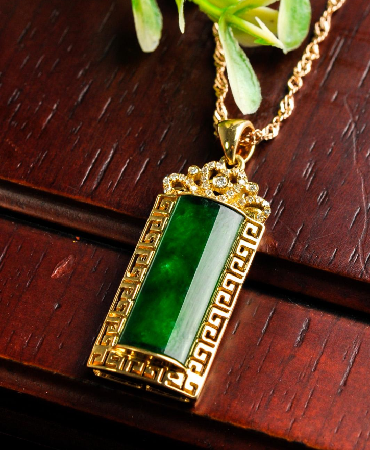 铁龙生翡翠值得买吗？它是少数颜色很美价格还十分实惠的翡翠！  第4张