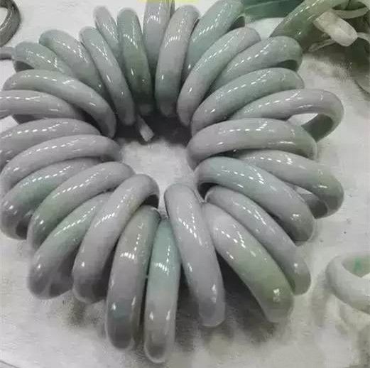 花了10万元买的春带彩翡翠手镯，“春”给冻掉了？真相到底如何？  第13张