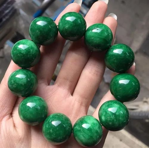 满绿翡翠一定值钱吗？满绿翡翠手镯贵在哪里？  第5张