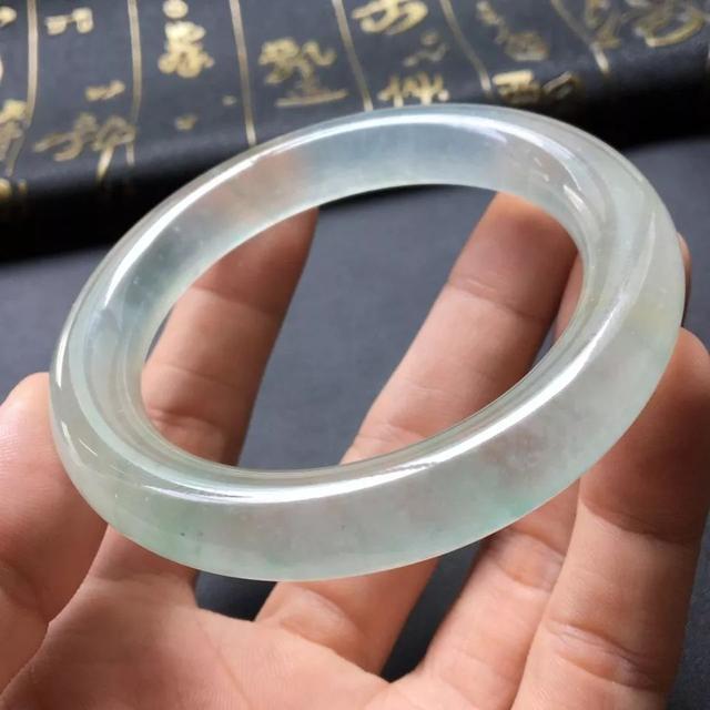 翡翠吊坠冰种价格冰种翡翠玉镯的价格如何？冰种翡翠是性价比最高的翡翠吗？  第2张