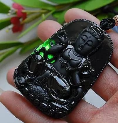 它是翡翠中的另类，一颗顶级要几百万  第4张