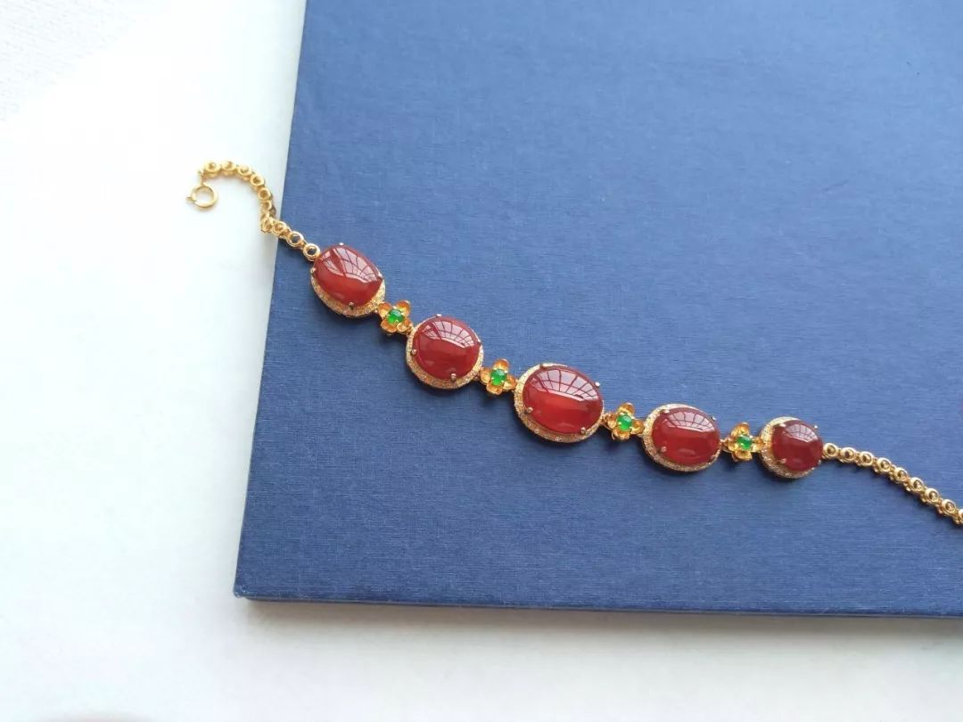 翡翠手镯起胶感什么是红翡？为何有“万翠易得，一翡难求”的说法  第5张