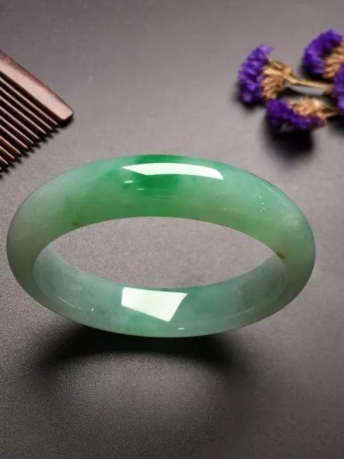 冰蓝翡翠手镯图片阳绿翡翠怎么样？a货阳绿翡翠手镯价格为什么那么贵？  第6张