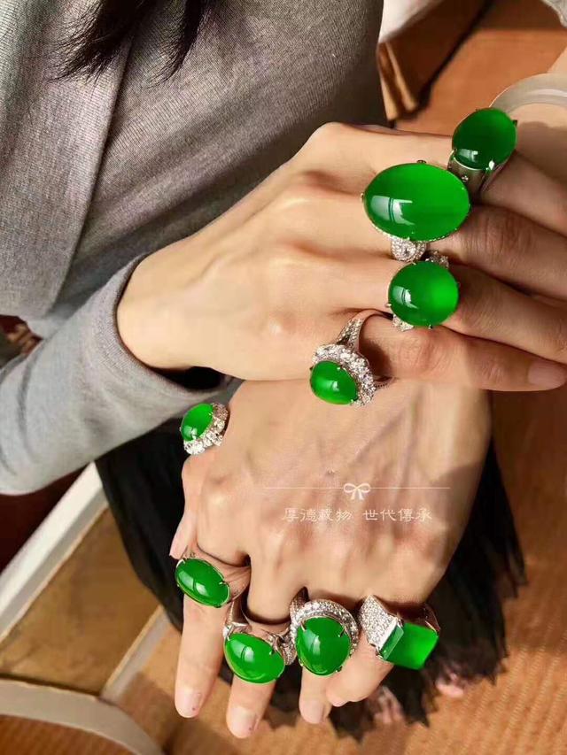 黑翡翠大颗粒手镯翡翠中的极品帝王绿，动不动就是天价，怎么识别才能认清楚呢？  第6张