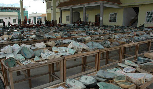 帝王玻璃种翡翠原石图片梦醒了！翡翠市场中玻璃种翡翠原石万中无一  第2张