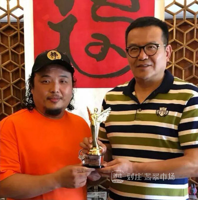 翡翠手镯能摔碎吗我国翡翠雕刻大师-邹奥通   第1张