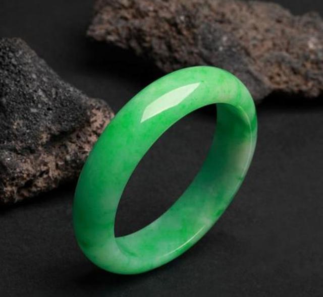 翡翠以绿为贵，你都知道怎么分辨吗？  第8张