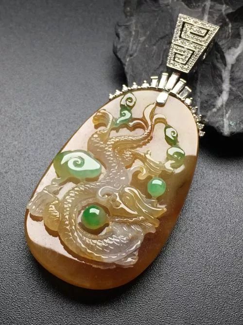 黄加绿翡翠是一种什么样的翡翠？它的价值如何？  第11张