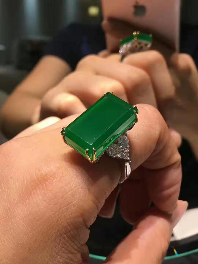 黑翡翠大颗粒手镯翡翠中的极品帝王绿，动不动就是天价，怎么识别才能认清楚呢？  第7张