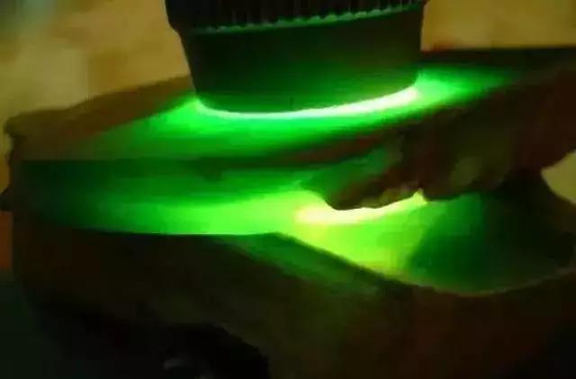 酸洗过的翡翠手镯图片高档翡翠收藏趋势  第1张