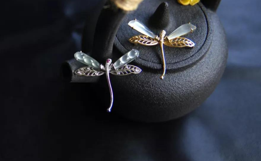 翡翠手镯通常为什么大家都不敢投资翡翠？价格跨度大，评估难度大，款式变化大  第10张