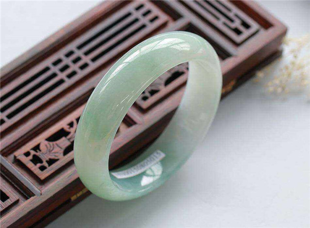 翡翠飘花手镯 水墨翡翠会越戴越透亮吗?原先要那样做......   第6张