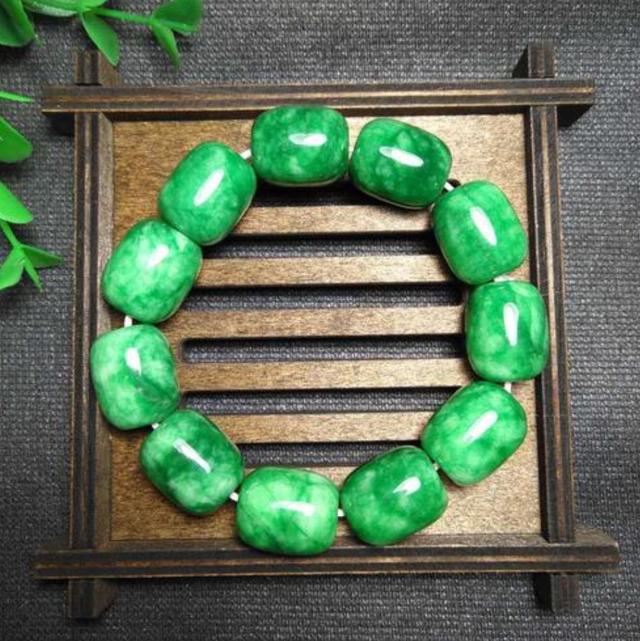 “绿色翡翠”都很值钱？错了！这2种翡翠即使满绿价值也不高  第1张