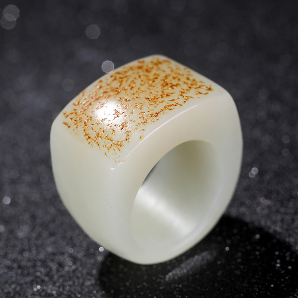 翡翠原石的癣图片玉指环戴哪个手指更好一些呢？有什么注意的地方吗   第2张