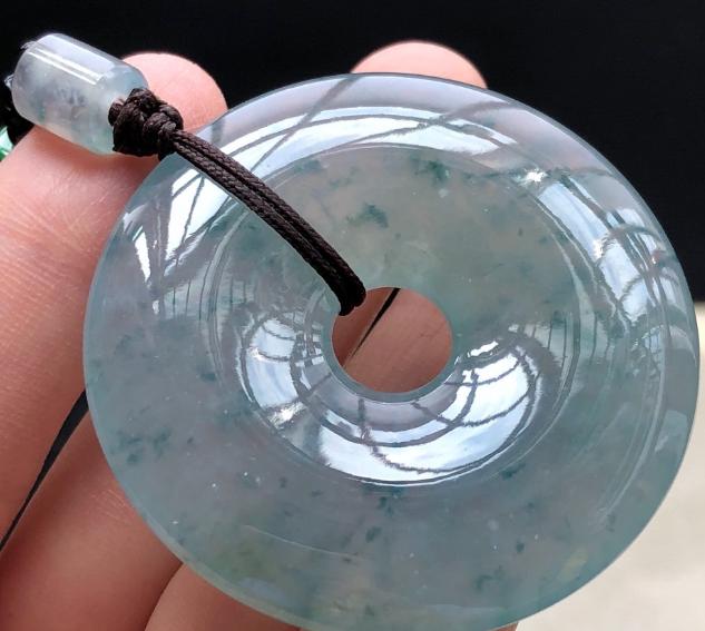 不必认为翡翠手雕就会有使用价值，它很有可能是在掩盖一道裂   第1张