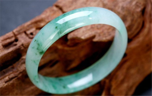 翡翠手镯大一点翡翠手镯都是棉为什么还那麼贵?看了的人都明白了！   第3张