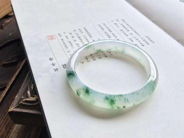 翡翠手镯怎样标价老坑玻璃种竟然卖白菜价：差的雕刻工艺让好翡翠一文不值  第6张