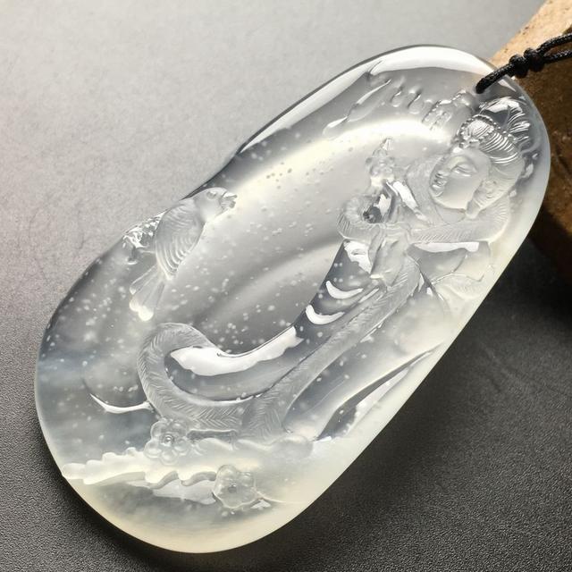 翡翠原石求本色以绿为尊，“色差一分，价差天与地“  第2张