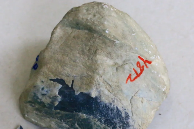 帝王玻璃种翡翠原石图片梦醒了！翡翠市场中玻璃种翡翠原石万中无一  第4张