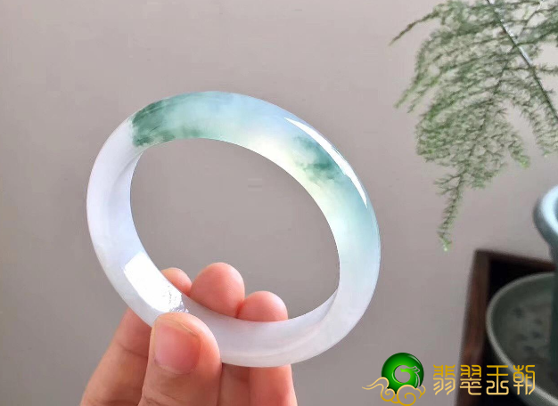 飘花翡翠手镯价格翡翠小白应该怎么挑选翡翠手镯？ 看完这篇文章你就懂了!   第1张