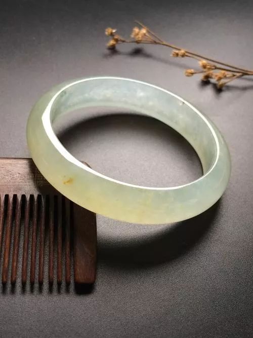 黄翡手镯的价格怎么样？我们该如何挑选翡翠手镯？  第13张