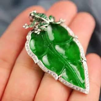 在珠宝界有一种翡翠叫铁龙生，同样是阳绿价值相差万里，你知道么  第1张