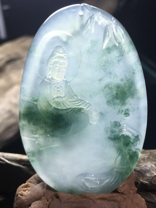 翡翠玉石成品收藏趋势，你买的翡翠收藏价值多高？  第1张