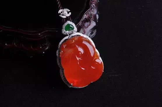 18k金和田玉项链小小翡翠拍出天价，这质地没谁了！  第2张