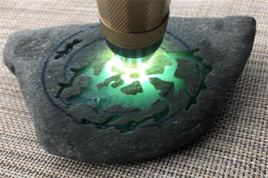 豆种翡翠吊坠图片老坑木那原石皮壳特征   第3张