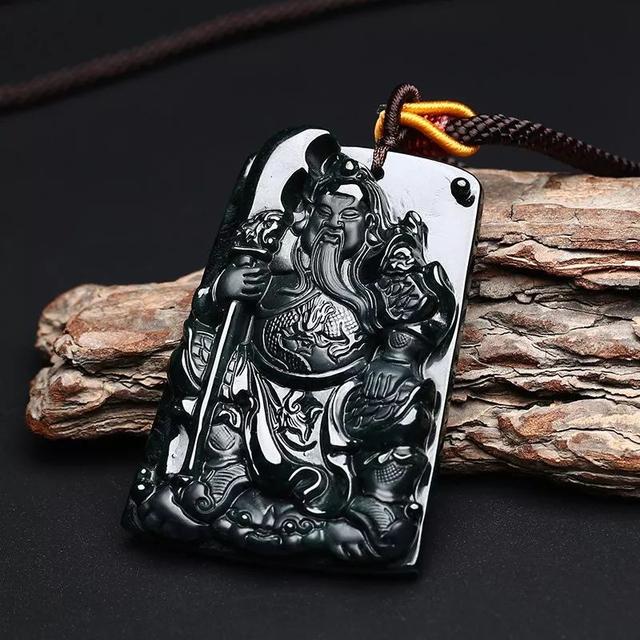 高级翡翠鉴定师绿到发黑的墨翠你见过吗？墨翠挂件的价格如何？  第9张