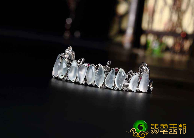 翡翠手镯有小黄点缅甸翡翠价格为什么贵？缅甸翡翠的价格趋势分析   第2张