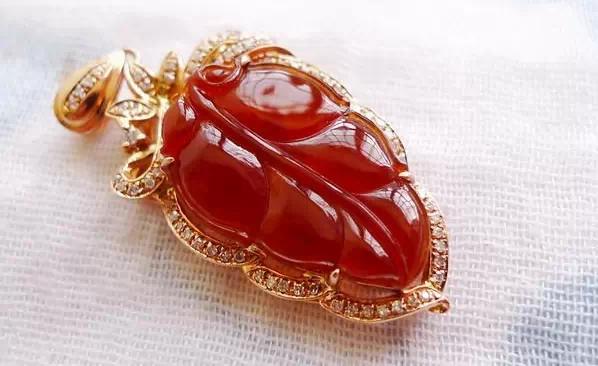 翡翠平安扣多少钱一个红为翡 绿为翠 猜猜红色翡翠值现在行情如何  第1张