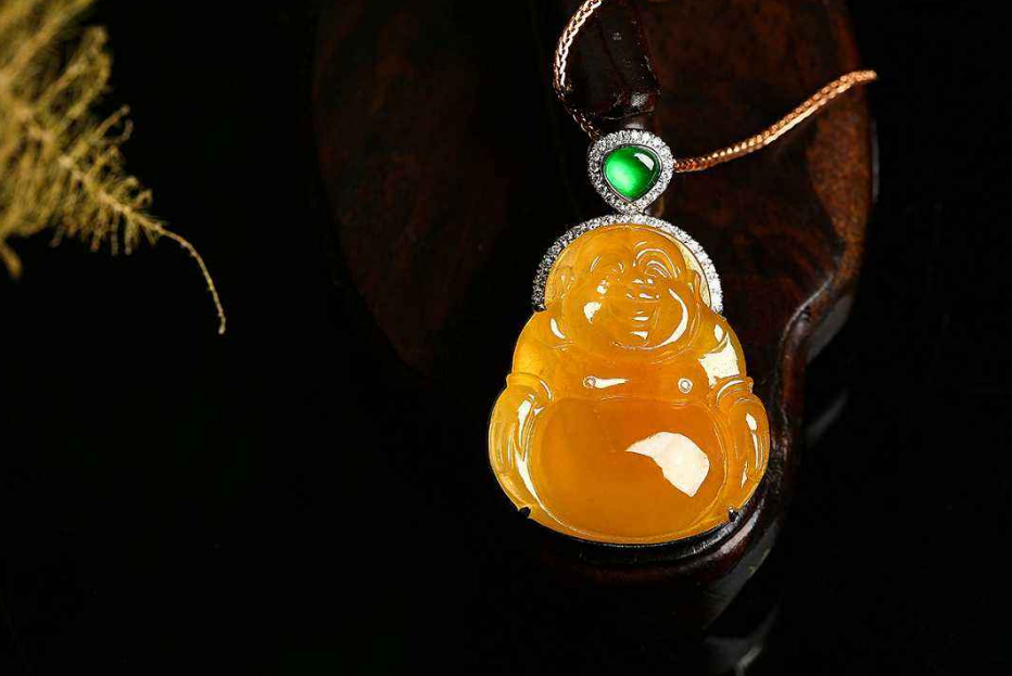 翡翠吊坠的鉴定风格庄严大气，被视为权力和财富的象征，黄翡的价格仍十分实惠  第10张
