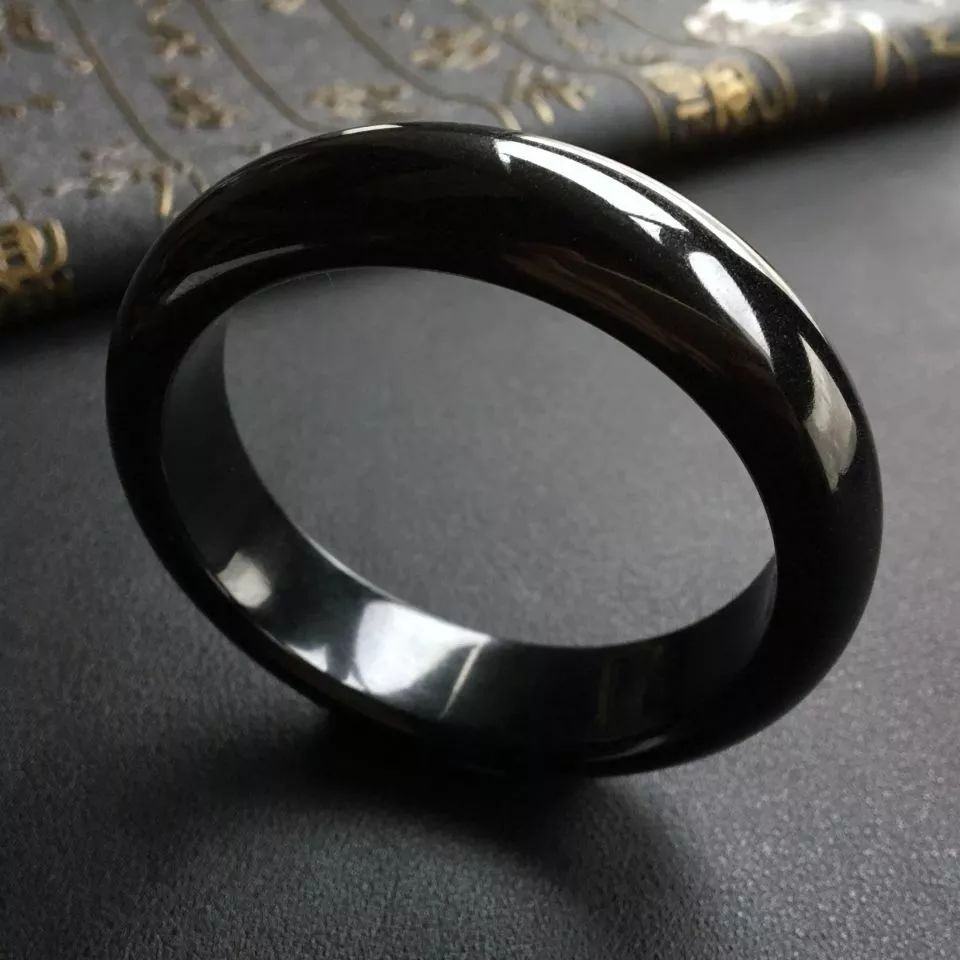 豆阳绿翡翠入手一款墨翠手镯必须要知道的事！影响墨翠手镯价格的因素有这些  第3张