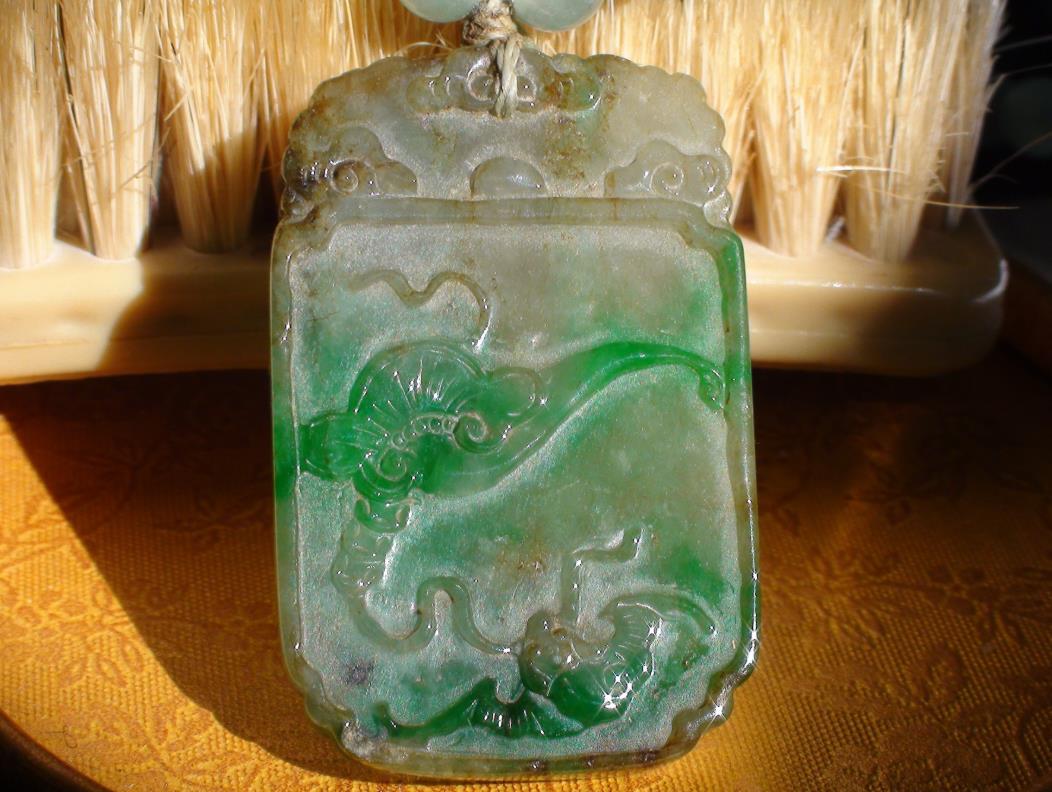 绿得发黑的翡翠原石去缅甸购买翡翠值得吗？缅甸的翡翠可不一定优质！   第2张