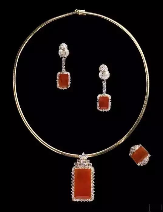 为翡翠手镯极品红翡现身！谁说红翡不值钱！  第1张