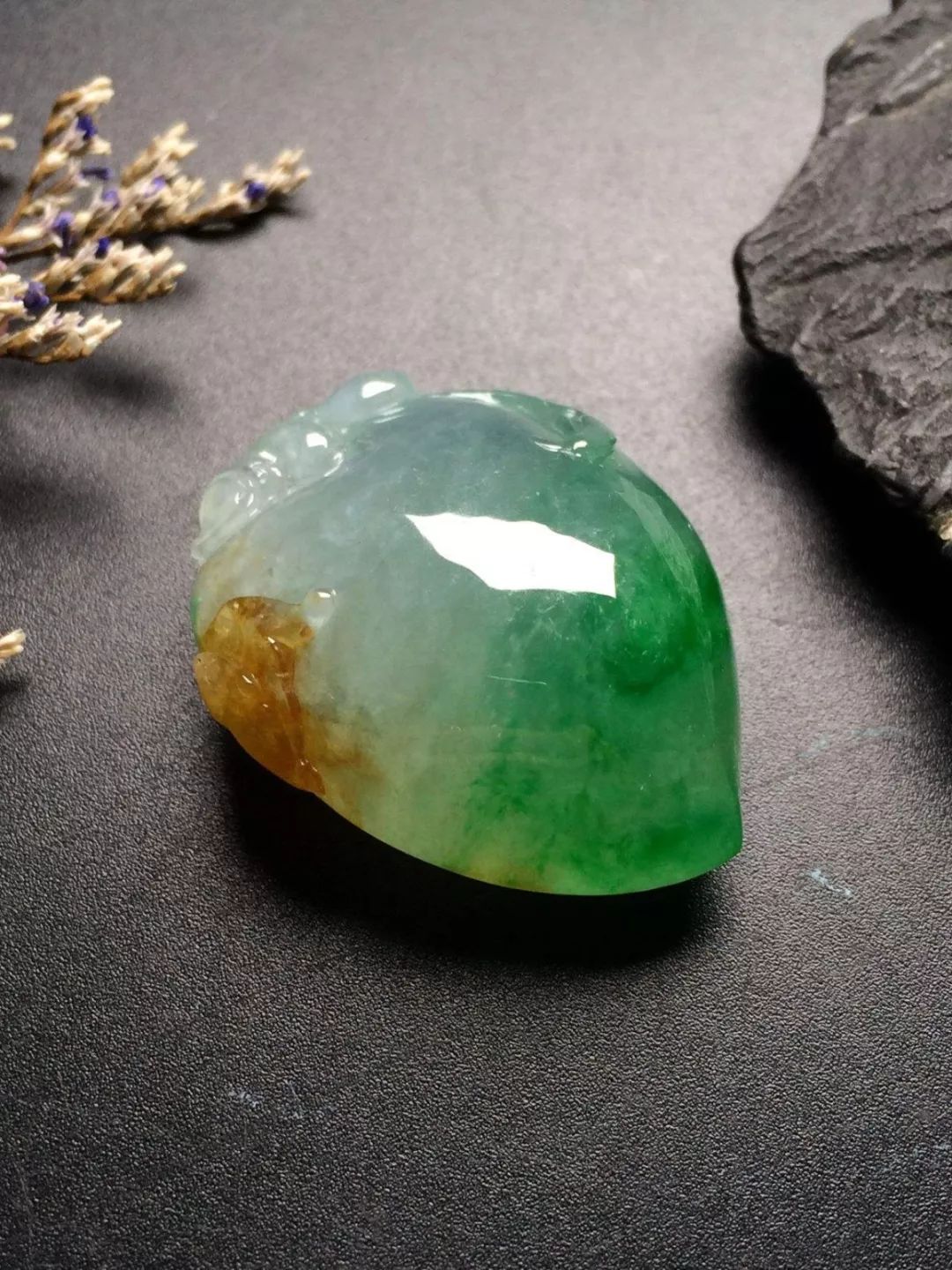 黄加绿翡翠是一种什么样的翡翠？它的价值如何？  第15张