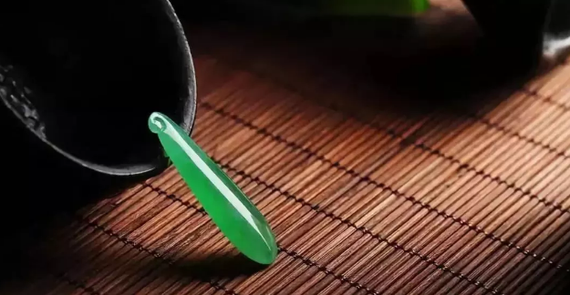 翡翠手镯阳绿飘花今天教朋友们认清翡翠的“三青三水”，买玉不吃亏  第11张