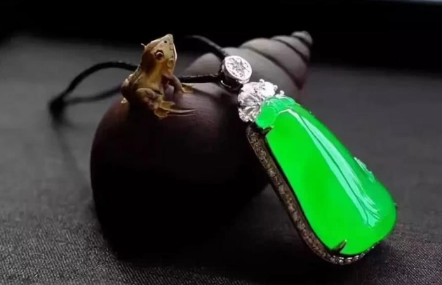 翡翠手镯阳绿飘花今天教朋友们认清翡翠的“三青三水”，买玉不吃亏  第1张