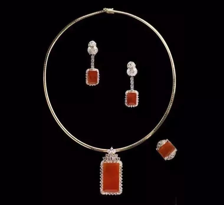 翡翠手镯起胶感什么是红翡？为何有“万翠易得，一翡难求”的说法  第2张