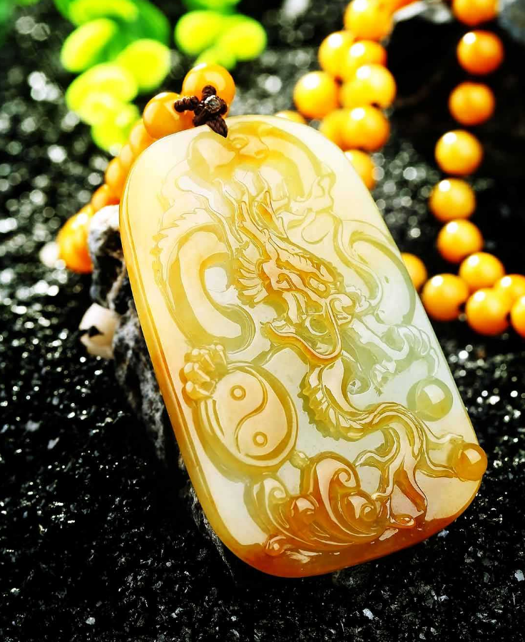 翡翠吊坠的鉴定风格庄严大气，被视为权力和财富的象征，黄翡的价格仍十分实惠  第22张